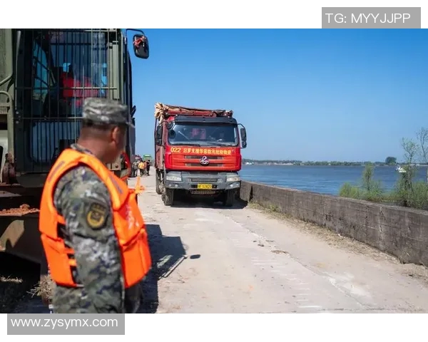 惊险时刻！湖南华容县洞庭湖堤防决堤引发大规模救援，现场照片曝光
